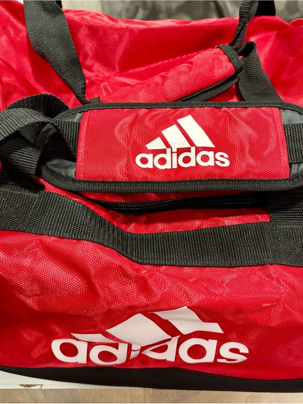 DEFENDER DUFFEL BAG MEDIUM An adidas duffel bag made for team players.
